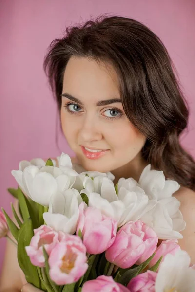 Jovem Mulher Buquê Tulipas Sorrindo Menina Retrato Primavera Rosa Fundo — Fotografia de Stock