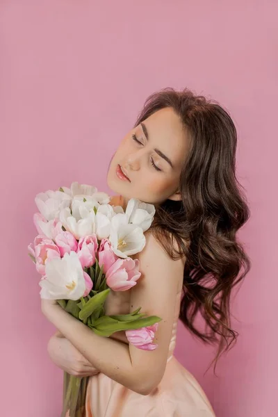 Молода Жінка Букет Тюльпанів Посміхається Дівчина Портрет Весна Рожевий Фон — стокове фото