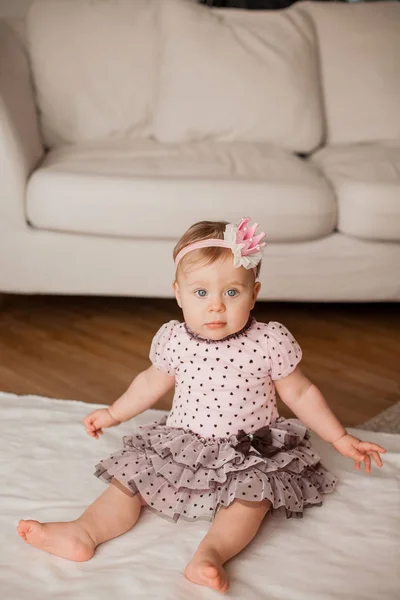 Niña Linda Ojos Azules Vestido Rosa Con Una Corona Cabeza — Foto de Stock