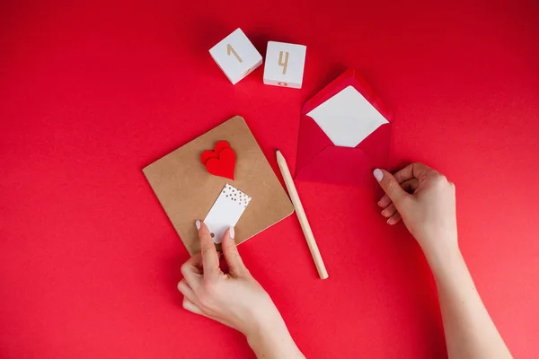 Mani Femminili Firmano Una Carta Uno Sfondo Rosso Concetto San — Foto Stock