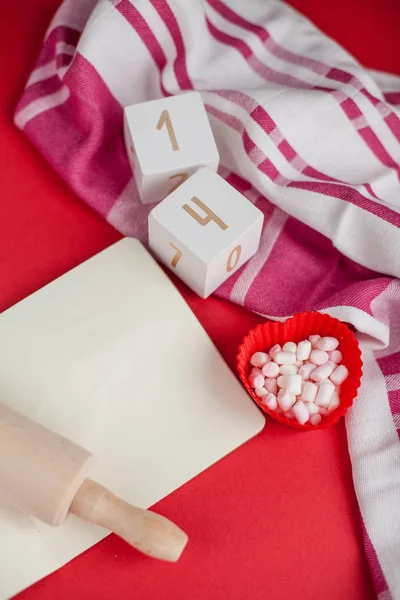 Aftelkalender Voor Valentijnsdag Concept Marshmallow Hart Keuken Handdoek Deegroller Voor — Stockfoto