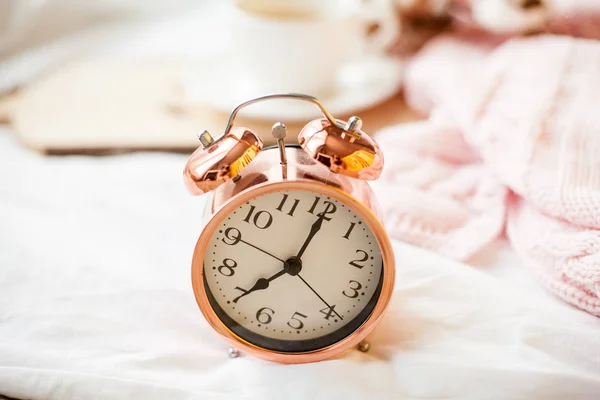 Reloj Despertador Una Hermosa Taza Blanca Con Cama Manta Punto — Foto de Stock