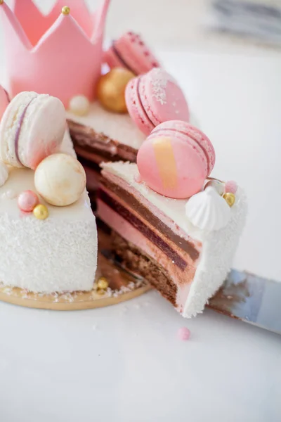 Schöne Torte für ein Mädchen mit einem Dekor. Krone aus Mastix, Makronen. Geburtstag. — Stockfoto