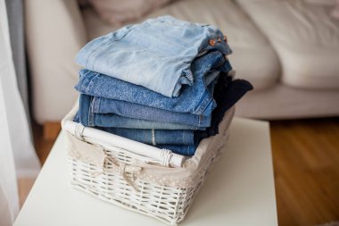 Kot beyaz hasır sepet içinde.