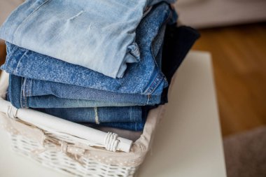 Kot beyaz hasır sepet içinde.