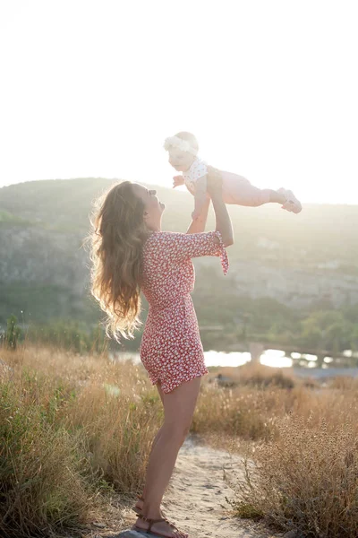 Moeder en dochter in de zon. Zomer. — Stockfoto