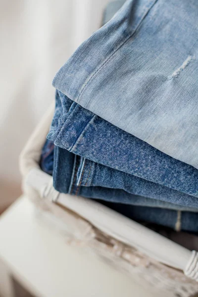 Yakın çekim. Kot beyaz hasır sepet içinde.