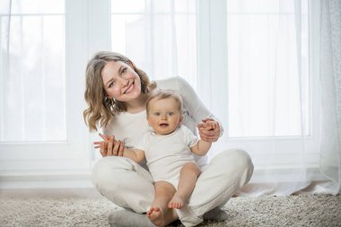 Güzel anne ve küçük oğlu 9 ay ev iç. Rahat. Bebek. Annelik.