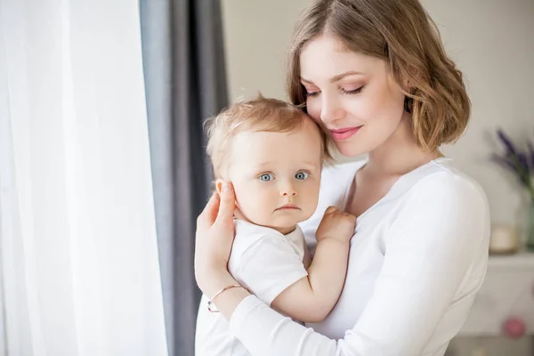 Hermosa madre e hijo pequeño 9 meses en el interior del hogar. Acogedor. Nena. Maternidad . — Foto de Stock