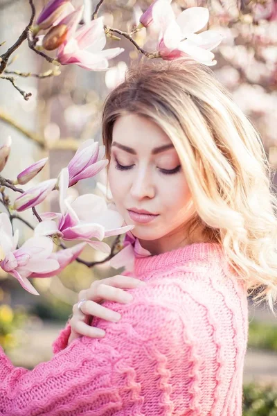 Portrét krásné mladé ženy poblíž magnolia. Jaro. — Stock fotografie