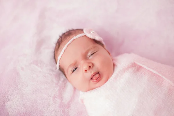 Bebé recién nacido con un traje rosa sobre un fondo rosa. Maternidad . — Foto de Stock