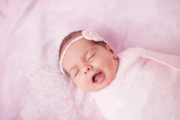 Bebé recién nacido con un traje rosa sobre un fondo rosa. Maternidad . — Foto de Stock