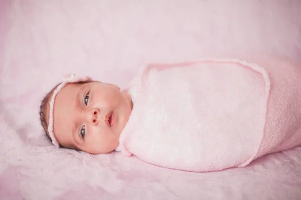 Petit nouveau-né en costume rose sur fond rose. Maternité . — Photo