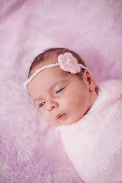ピンクの背景にピンクのスーツで少し新生児。母性. — ストック写真
