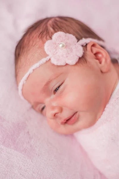 Μικρό νεογέννητο μωρό με ροζ κουστούμι σε ροζ φόντο. Μητρότητα. — Φωτογραφία Αρχείου