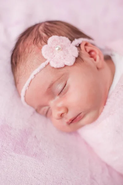 Bebé recién nacido con un traje rosa sobre un fondo rosa. Maternidad . — Foto de Stock