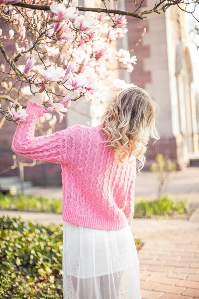 Portret pięknej młodej kobiety w pobliżu magnolia. Wiosna. — Zdjęcie stockowe