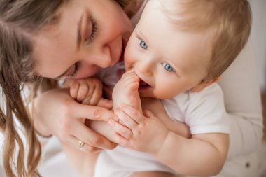Close. Güzel anne ve küçük oğlu 9 ay ev iç. Rahat. Bebek. Annelik.