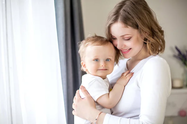 Bella madre e figlio piccolo 9 mesi in casa interna. Accogliente. Tesoro. Maternità . — Foto Stock