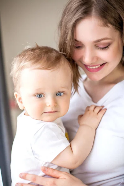 Bella madre e figlio piccolo 9 mesi in casa interna. Accogliente. Tesoro. Maternità . — Foto Stock