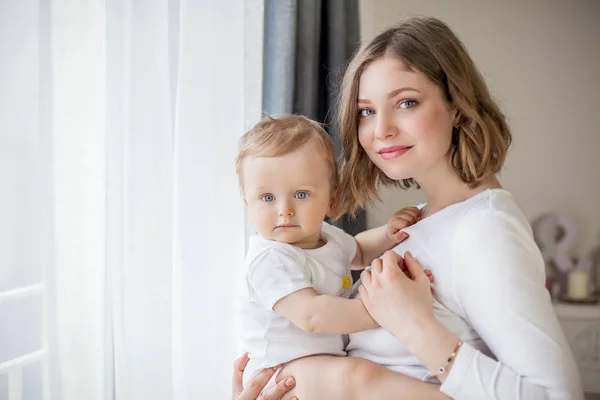 Hermosa madre e hijo pequeño 9 meses en el interior del hogar. Acogedor. Nena. Maternidad . — Foto de Stock