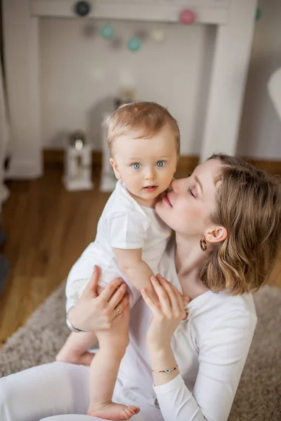 Krásná matka a malý syn 9 měsíců v domácí interiér. Útulný. Dítě. Mateřství. — Stock fotografie