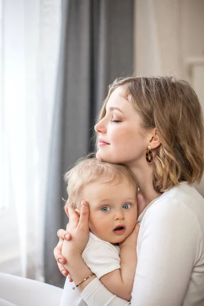 Vacker mor och Lille son 9 månader i hem inredningen. Cozy. Baby. Moderskap. — Stockfoto