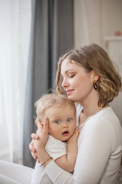 Bella madre e figlio piccolo 9 mesi in casa interna. Accogliente. Tesoro. Maternità . — Foto Stock