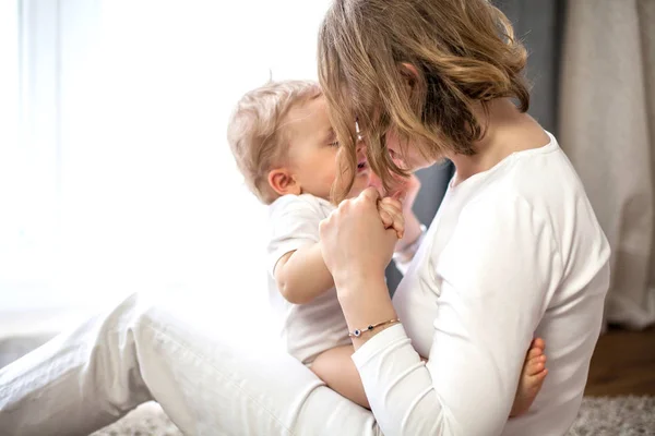 Hermosa madre e hijo pequeño 9 meses en el interior del hogar. Acogedor. Nena. Maternidad . — Foto de Stock