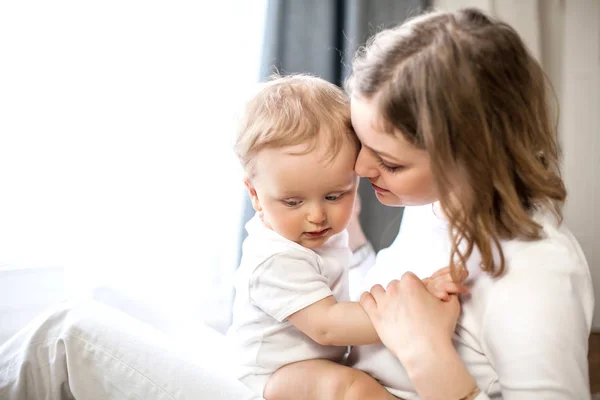 Bella madre e figlio piccolo 9 mesi in casa interna. Accogliente. Tesoro. Maternità . — Foto Stock