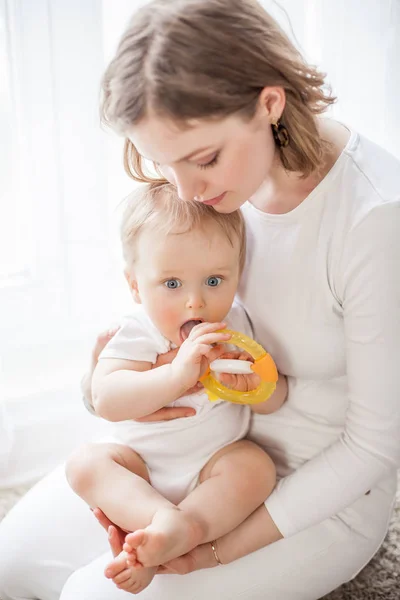 Hermosa madre e hijo pequeño 9 meses en el interior del hogar. Acogedor. Nena. Maternidad . — Foto de Stock