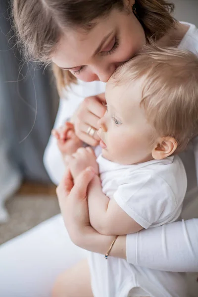 Hermosa madre e hijo pequeño 9 meses en el interior del hogar. Acogedor. Nena. Maternidad . — Foto de Stock