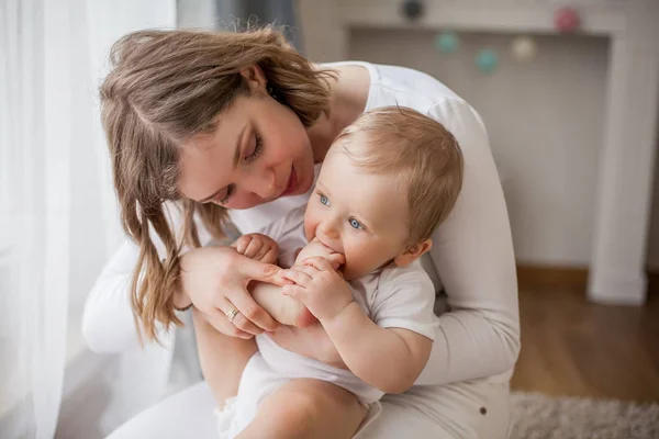 Hermosa madre e hijo pequeño 9 meses en el interior del hogar. Acogedor. Nena. Maternidad . — Foto de Stock