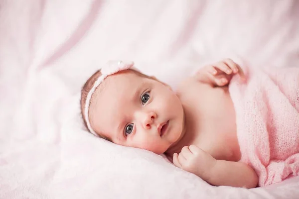 Pequeno bebê recém-nascido em um terno rosa em um fundo rosa. Maternidade . — Fotografia de Stock