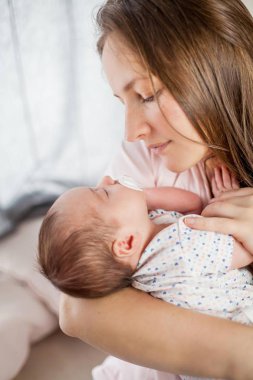 Annelerin elinde küçük bir bebek. Annelik.