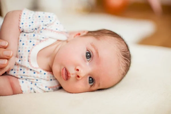 Pequeño bebé en manos de madres. Maternidad . — Foto de Stock