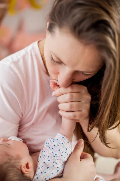 Närbild. Hanterar lilla barnet i mina mödrar händer. Moderskap. — Stockfoto