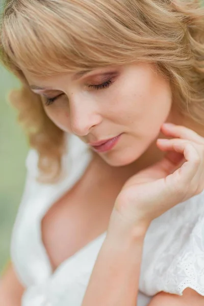 Portrait. Young beautiful pregnant woman in a white dress walks through the park and eats strawberries. Picnic. Motherhood. — Stock Photo, Image