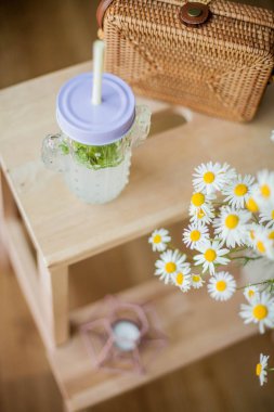Küçük dokuma kadın çantası, bir buket papatyalar, nane ile limonata. Bahar. Rahat.