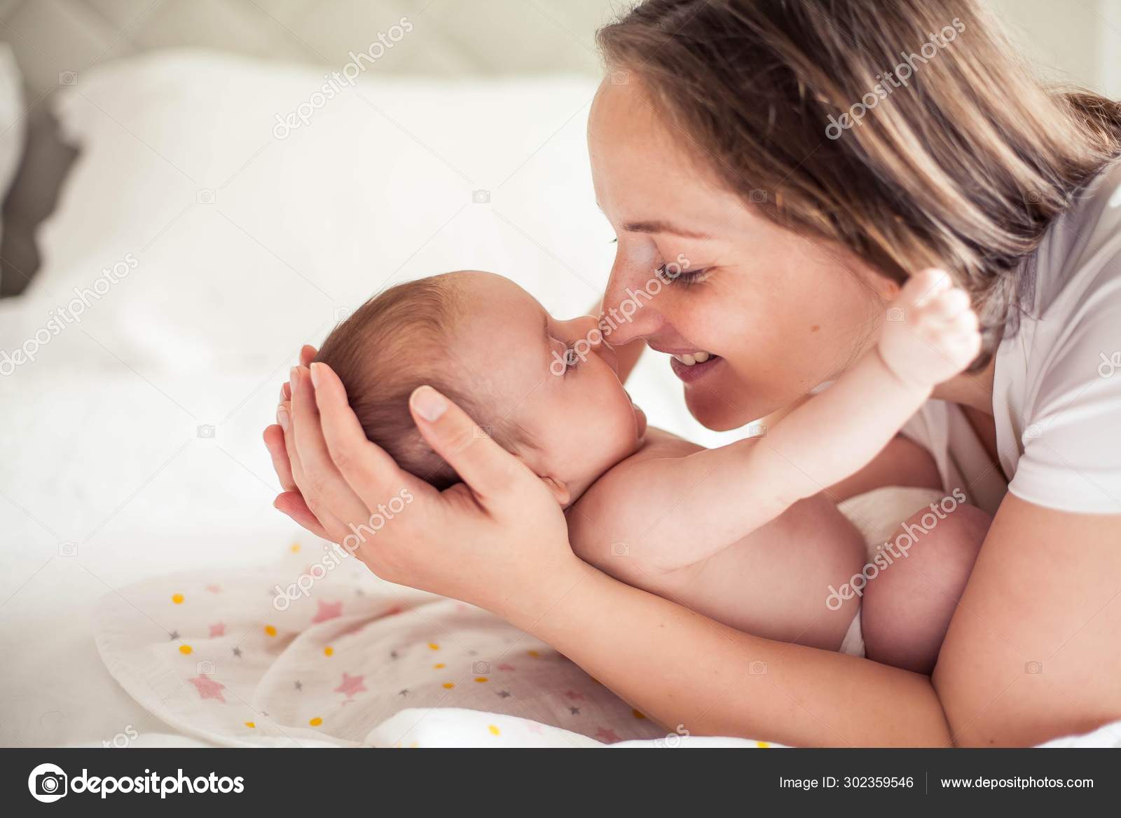 Jeune Belle Mere Tient Un Bebe Maman Embrasse Son Bebe Chambre D Enfant Image Libre De Droit Par Karelia C