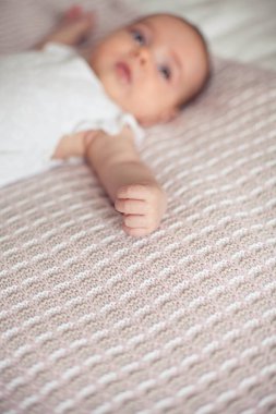 Küçük bir kızın yakın arkadaşı. Bebek. Çocuk yatak odası. Rahat.