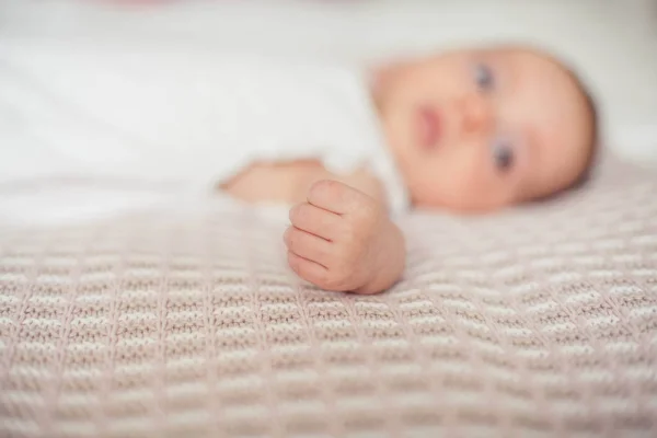 Close-up hand of a little girl. Baby. Children bedroom. Cozy. — Stock Photo, Image