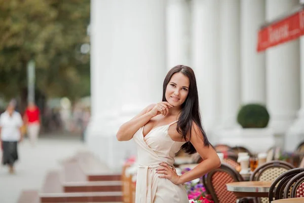 Bella giovane donna è in piedi vicino a un caffè francese. Turismo. fiori. Estate . — Foto Stock