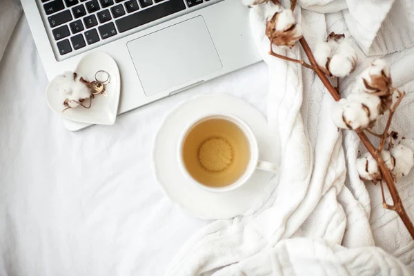 白いマグカップ(紅茶、コットン、ラップトップ、ベッドの上にチェック柄)。ベッドで朝食。居心地。秋。冬. — ストック写真