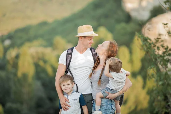 山の中の美しい家族。観光。キャンペーン。秋. — ストック写真