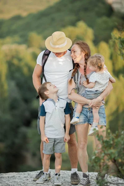 Dağlarda güzel bir aile. Turizm. Kampanya. Sonbahar.