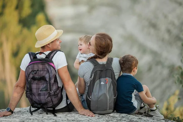 Dağlarda güzel bir aile. Turizm. Kampanya. Sonbahar.