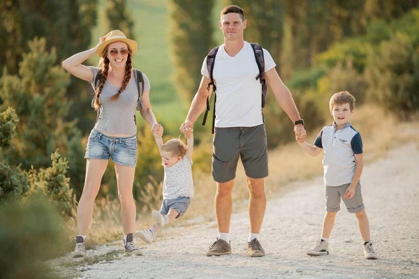 Hermosa familia en las montañas. Turismo. Campaña. Caída . — Foto de Stock