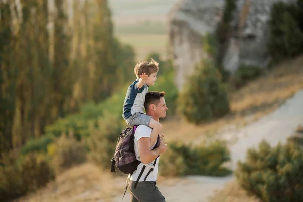山の中の父と息子観光。キャンペーン。秋. — ストック写真