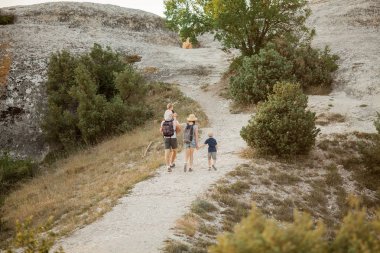 Dağlarda güzel bir aile. Turizm. Kampanya. Sonbahar.